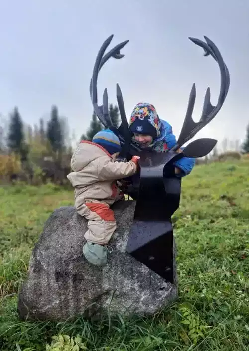 Олень из камня и металла