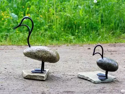 Утка из металла и камня