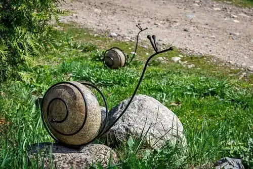 Улитка из металла и камня