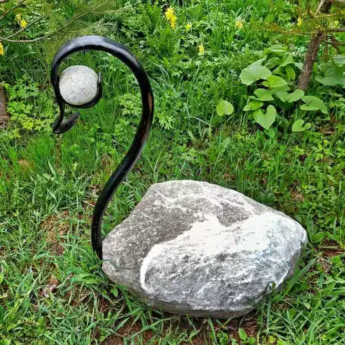 Лебедь из металла